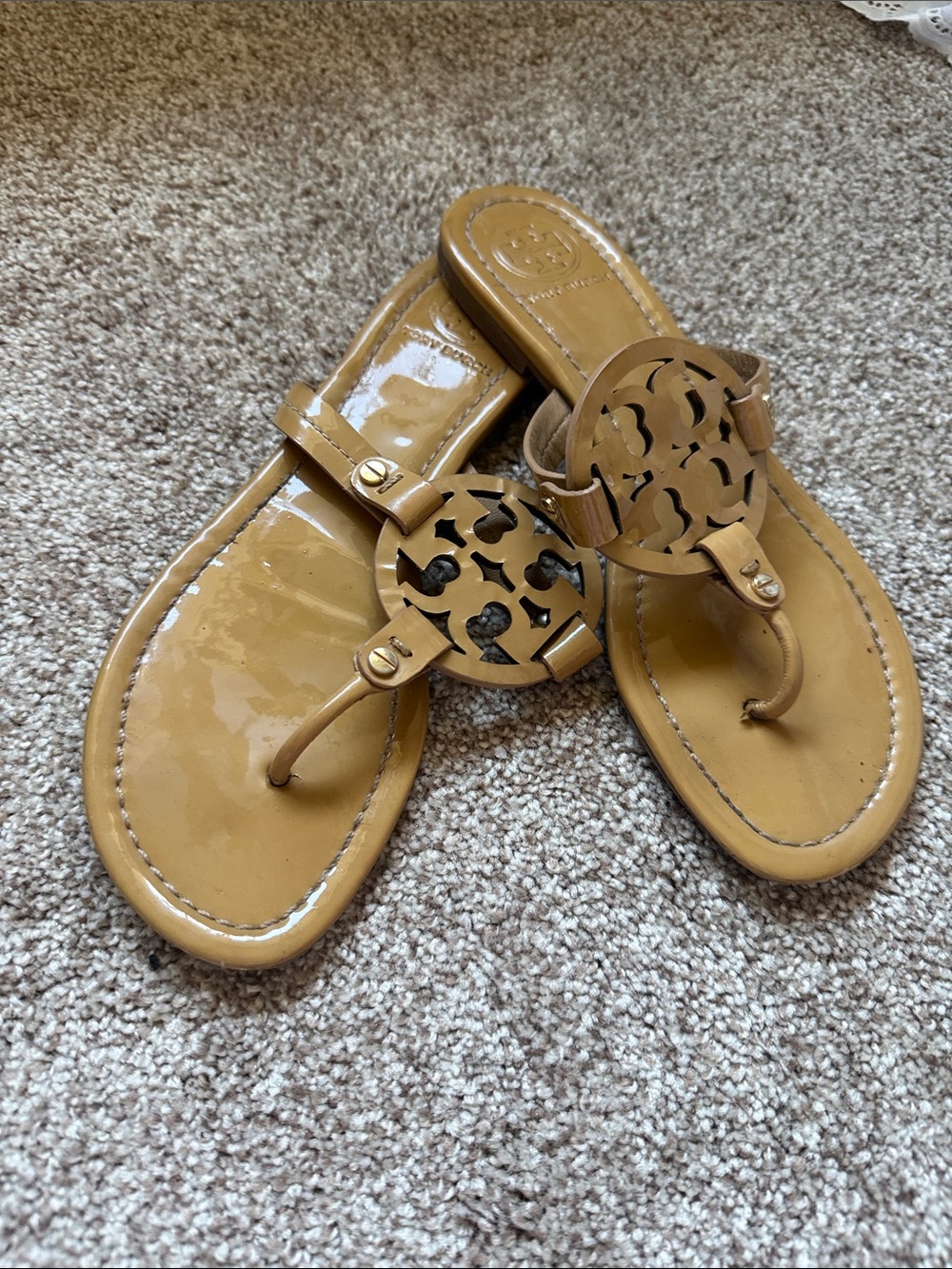 Tory Burch Patent Leather Thong Sandals in Camel